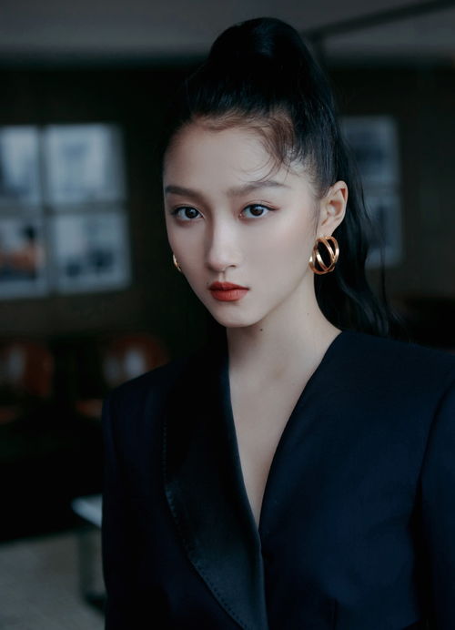 组图关晓彤穿黑色西装裙秀美腿扎高马尾利落干练显成熟美