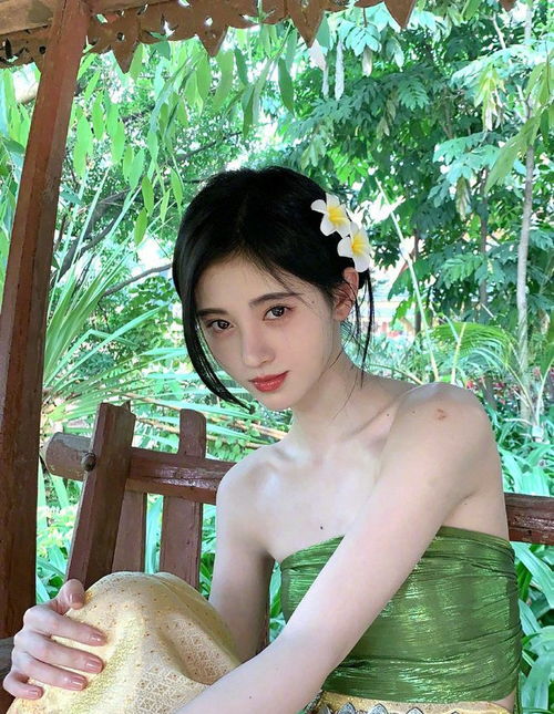 鞠婧祎晒甜美夏日照,身穿绿色气质抹胸,不愧为四千年一遇的仙女