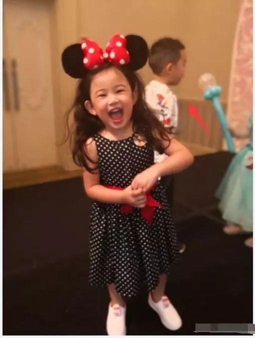 出道17年,被誉为tvb最美女歌手,却已是超级辣妈...