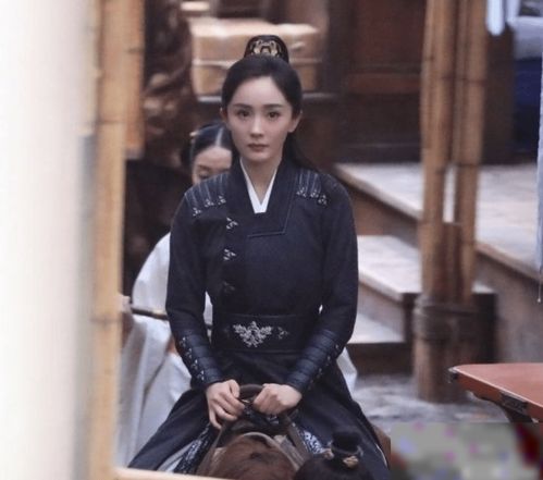 斛珠夫人杨幂路透,身穿男装剑眉星目,瞬间被帅一脸血