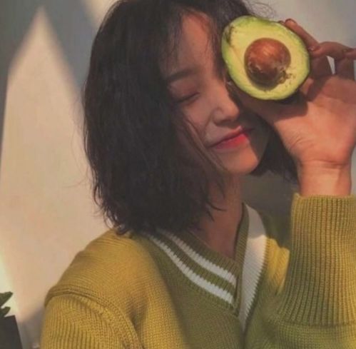 经常熬夜玩手机的女孩子,4种水果敞开吃,护眼美容两不误