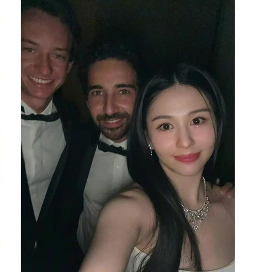 邱淑贞女儿参加晚宴罕见炫富戴百万钻石穿礼服,身材比妈还性感