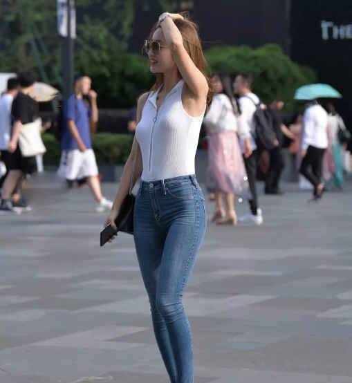 街头的牛仔裤小姐姐,意外的走红了