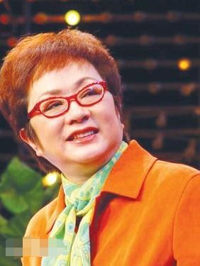 被面瘫脑痴呆抑郁症缠身的谢莉斯丧女后,竟转身跳广场舞