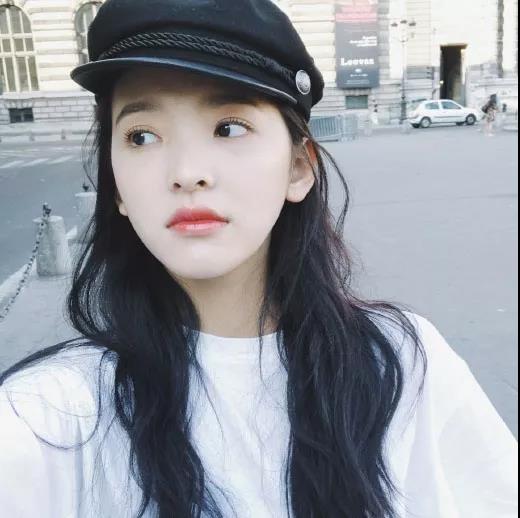 女生头像人大概是因为那一点点不同于别人的坚持才更特别的