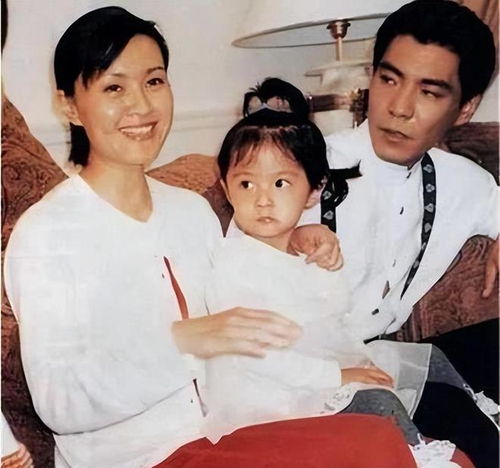 屠洪刚23岁春晚走红,二婚娶影后为妻,三婚和女助理走到一起