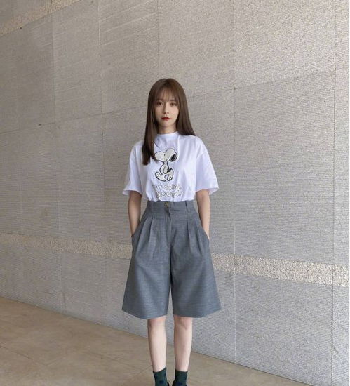 沈梦辰的穿搭功底实在让人佩服,穿绿色卫衣配一双小白鞋,好清新