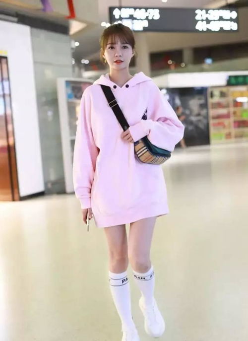 沈梦辰穿搭颇有少女感,长款卫衣格外亮眼,你喜欢吗