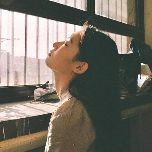 女生头像慵懒偏冷淡风不露正脸黄贯中