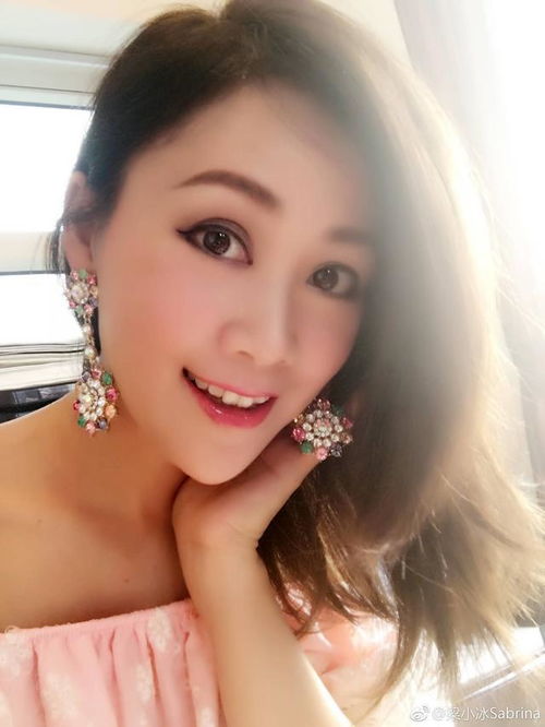 61岁刘晓庆卖萌,鹿鼎记阿珂演少女无违和感,变身俞灏明迷妹