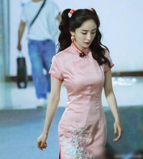 杨幂节目生图路透,粉色旗袍加双马尾少女感十足,这身材绝了