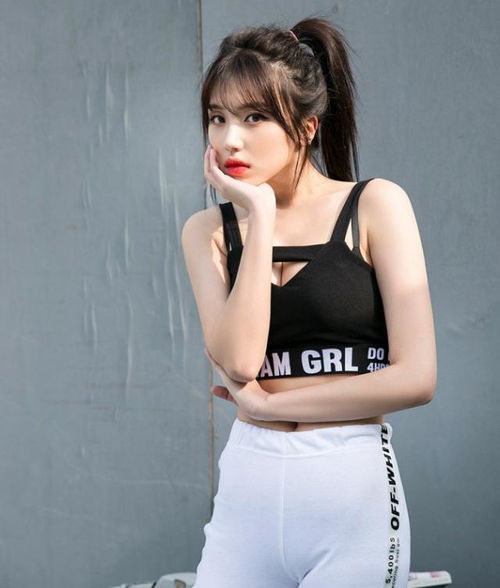 街拍个性独特的紧身打底裤美女,美丽的身姿很是养眼
