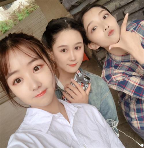 林妙可搬宿舍,美女同学没一个帮忙,真正的好友长得比她还普通