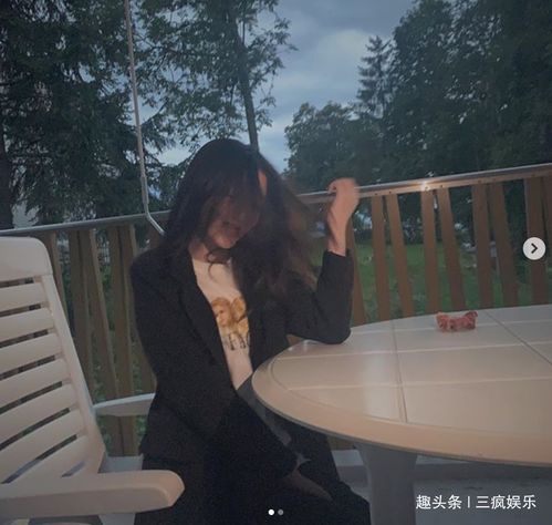 王菲女儿出国留学了李嫣晒坐飞机照,图上标记时间比国内早一天