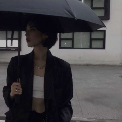 女头像黑色冷漠黄志忠