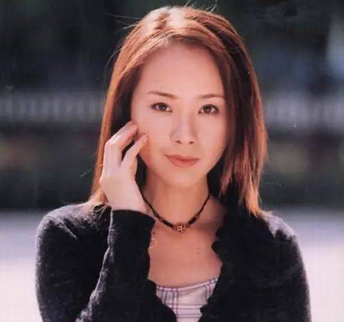 同样是冻龄女神,43岁的曾黎和41岁的何琳,相差2岁却差距甚大