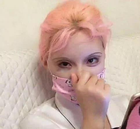 双眼皮比卧蚕还要深,明明整容了,却偏说自己是纯天然美女
