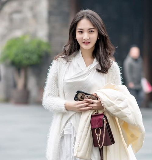 连衣裙显年轻美女的青春风采,带给你简洁利落的时尚品味