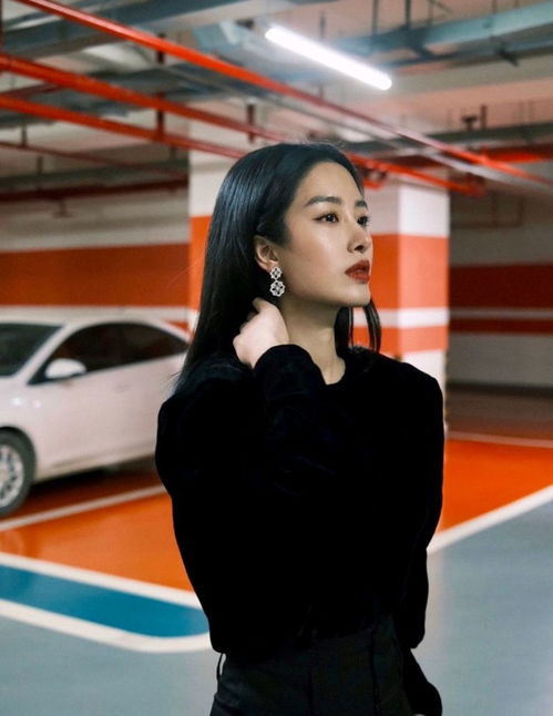杨采钰厉害了,把黑色针织衫穿出了高级感,完美呈现三七比例