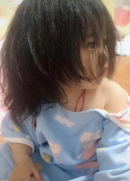 3岁女宝太呆萌,一觉醒来睡衣变成露肩装,宝妈在一旁笑出声