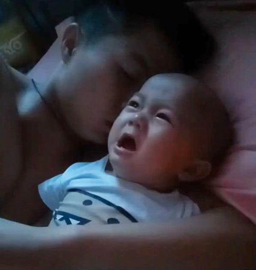 宝爸带宝宝睡觉,宝妈不放心,推门细看被吓到宝爸带娃活着就好