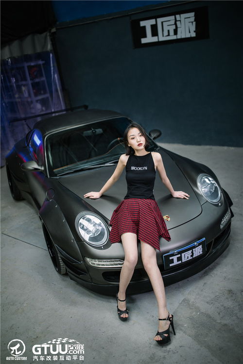 白皙美女与运动型男保时捷911的浪漫相遇