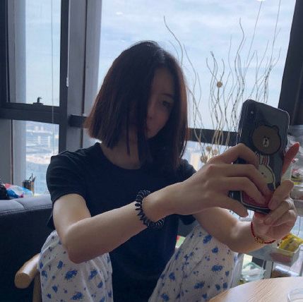 豆得儿新发型撞脸吴建豪,一笑嘴里的牙套亮了