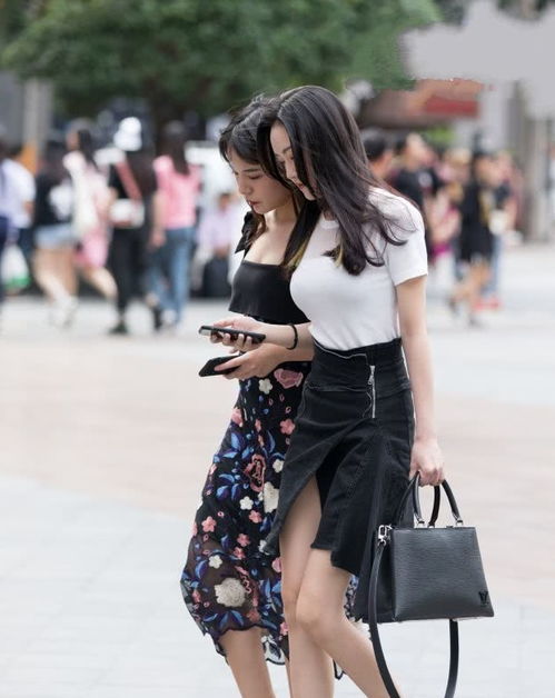 年轻美女街拍潮流女孩最爱的单品,衬托精致腿部