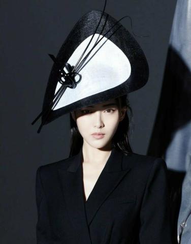 黑暗系女王唐嫣演绎时尚芭莎霸气范十足时装秀来场