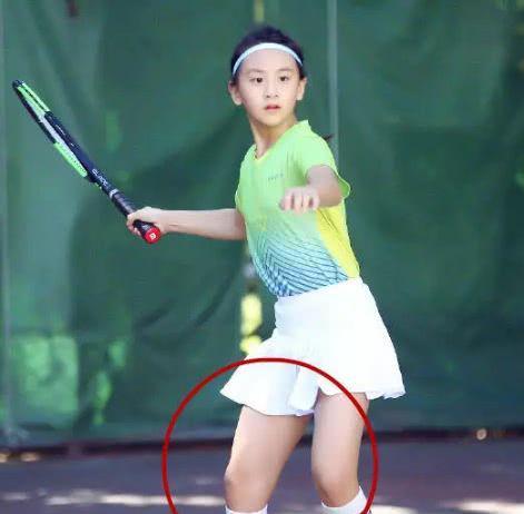 叶一茜国庆带女儿逛温州,12岁森碟整容式长大,身材似模特