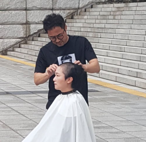 韩国女议员当众剃光头边哭边喊话文在寅公开道歉
