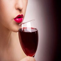 唯美女生拿酒杯的头像微信头像图片大全
