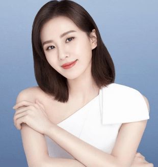 刘诗诗现身电影发布会黑直长发型配白衬衫美成初恋,气质太温柔