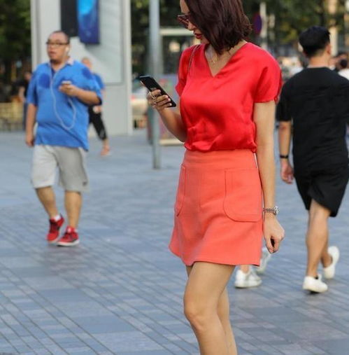 连衣裙展现了时尚美女的魅力气质,非常甜美可爱