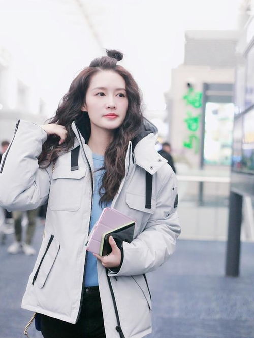 李沁化身丸子头女神,穿衣不显胖就算了,一头小波浪也太可爱