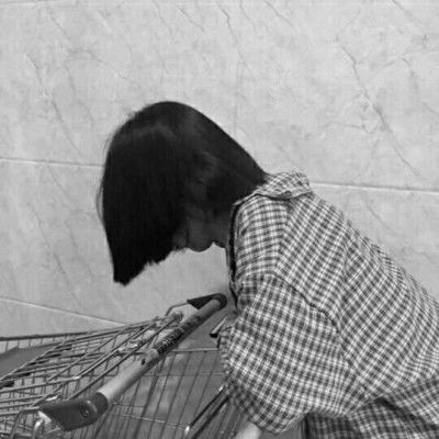 黑白女头像伤感高冷人总是各有苦衷不甘平庸