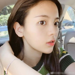 杨超越晒自拍照说天是真的热,网友天热还穿毛衣,傻孩子