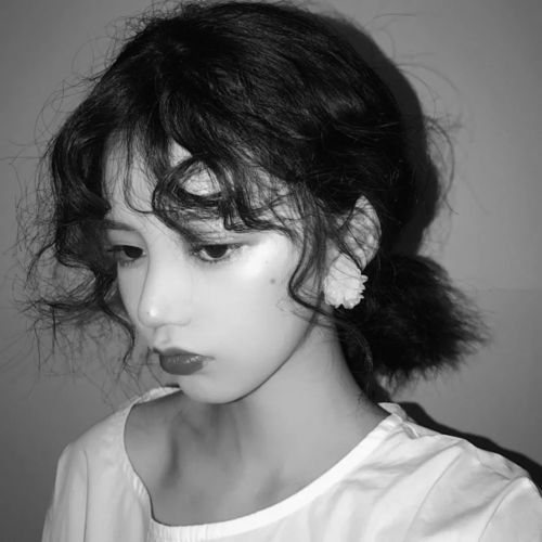 黑白个性女头