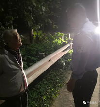 德庆民警助迷失老人回家