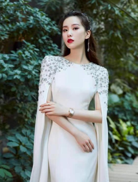 刘诗诗当妈后更有韵味,白色水袖裙优雅高贵,气质高级比少女耐看