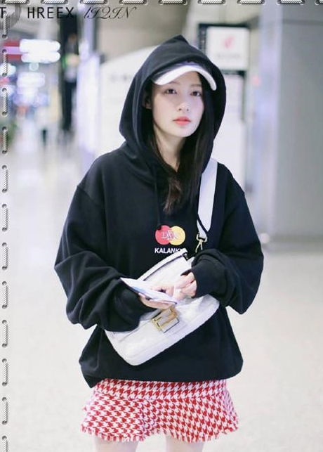 李沁不走寻常路穿卫衣不玩下衣失踪反装可爱,露出荷叶边太少女