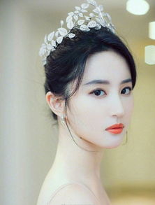 赵丽颖杨幂迪丽热巴戴皇冠演女王,刘亦菲戴个树叶就像女王