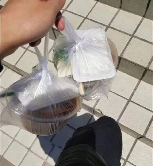 姑娘相亲时打包剩菜小伙当面夸她贤惠,回家立马删她好友...