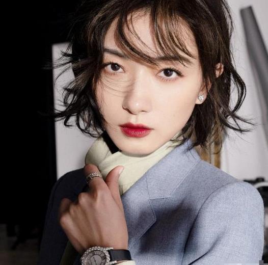 万茜这样的女人才吸引人,虽然长相不是绝美,但衣品与气质真高