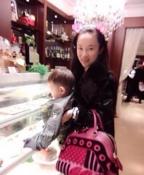 霍思燕抱儿子买蛋糕戴猫耳发箍嘟嘴扮少女