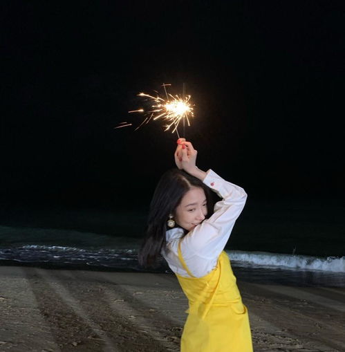 创造101中她c位出道,今穿衬衫配黄色吊带裙,甜美少女