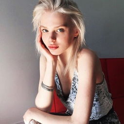 羞怯娇小女子