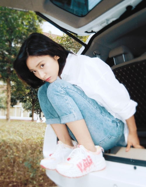 沈月真是元气少女,白衬衫牛仔裤文艺清新,甜甜笑容好迷人