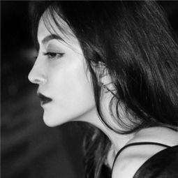 2018女生伤感头像黑白孤独的你不喜烟酒却也偏爱孤独与自由