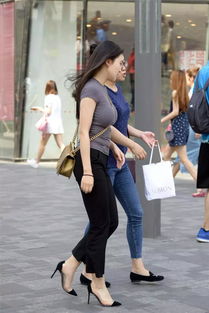 夏日搭配高跟鞋,展示出女性娇美的一面